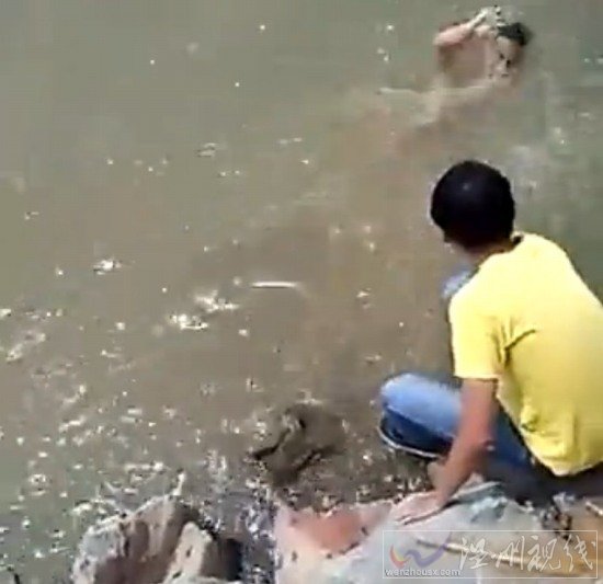 岳陽縣一男孩溺亡視頻截圖