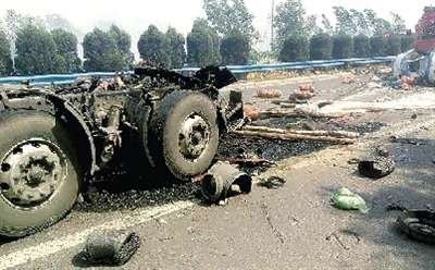 燒秸稈致車禍2死6傷