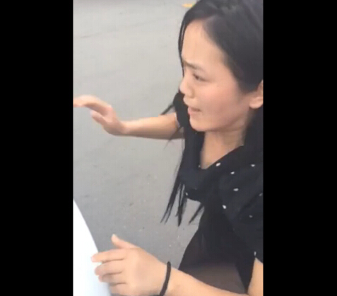 碰瓷女猛撞路虎車