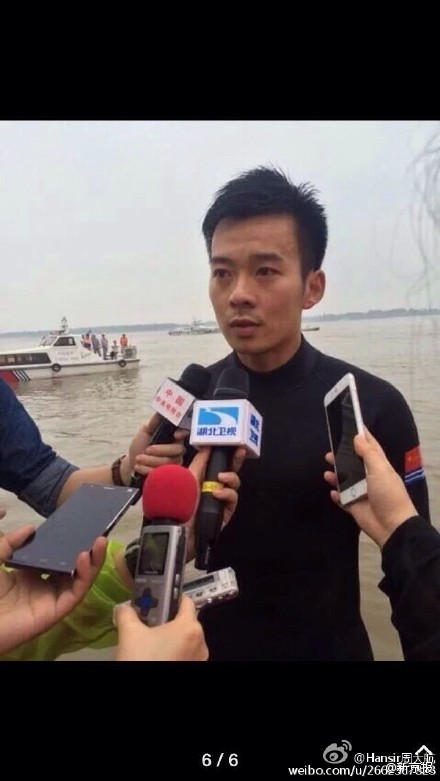 潛水員讓出裝備救人出水后接受采訪