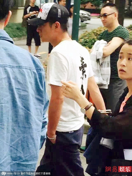 文章現(xiàn)身女生宿舍