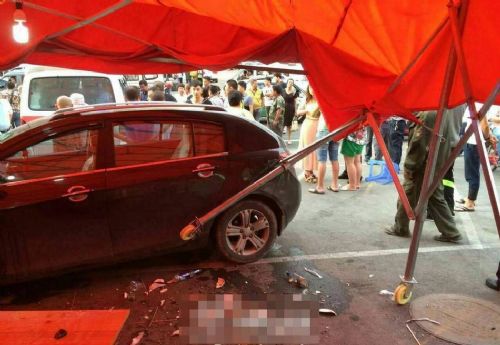 女司機撞入大排檔現場