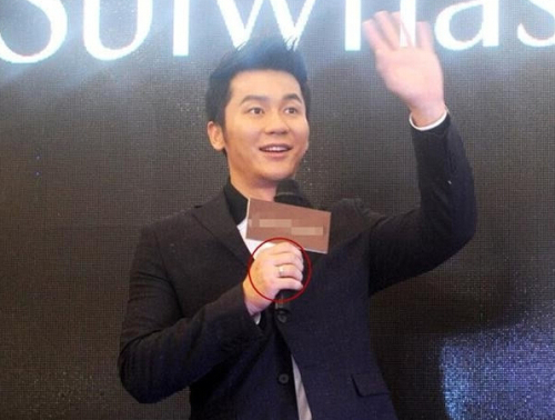 李晨無(wú)名指戴戒指現(xiàn)身江蘇