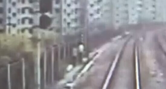 情侶談戀愛逼?；疖? /><br />
情侶談戀愛逼?；疖?/p>
<p>　　近日，在德州一對情侶談戀愛逼?；疖嚕瑑扇苏剳賽鄣牡攸c選的真奇葩啊，在鐵軌上散步真是不要命?；疖嚤槐仆Ａ?分鐘，差點就撞上了這對不要命的情侶。</p>
<p>　　小情侶談戀愛逼?；疖囈彩桥１频?，迎著夏日的陽光在鐵軌上悠閑地牽手散步，那場景真是十分浪漫?？墒怯锌紤]過安全問題嗎？鐵軌是擺設嗎？那是給火車“走”的，不是給人走的。</p>
<p>　　按規定，貨運列車行經客運站時，要減速緩慢駛過，以確保安全。也幸虧當時司機減了速，當火車將要行至德州站操車場時，司機看見百米外有人，就緊急制動，剎車，才避免了一場悲劇的發生。當火車在距離兩人二十米遠的地方停下來后，小情侶已經跑走了。</p>
<p>　　為了處理此事，情侶談戀愛逼?；疖?分鐘，雖然時間很短，但是對鐵路運行來說，車輛出現耽誤，就要重新調動整條線路運行時間。</p>　　本文“”來源：http://www.f0574.cn/news/shehui/59314.html，轉載必須保留網址。
<p class=