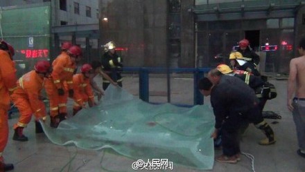 大風(fēng)吹倒700斤玻璃