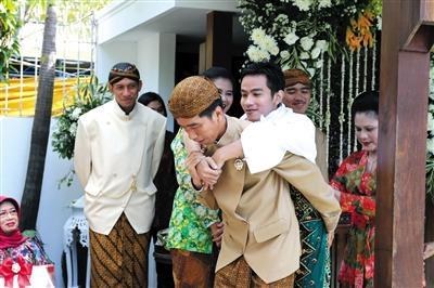 印尼總統背兒娶媳