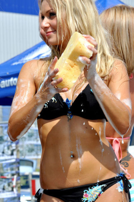 洗車店雇比基尼美女洗車