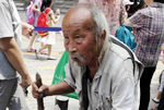 河南103歲老人乞討給兒子補貼家用