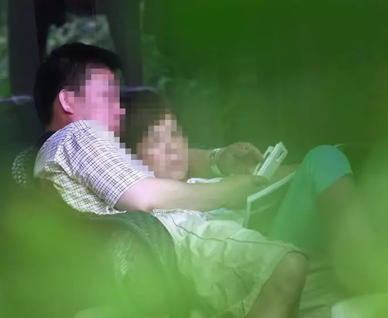 局長攜女下屬度假