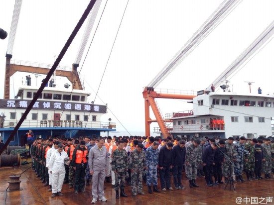 沉船現(xiàn)場悼念活動