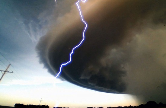 罕見超級(jí)單體風(fēng)暴很像龐大的龍卷風(fēng)