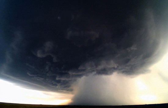 罕見超級(jí)單體風(fēng)暴很像龐大的龍卷風(fēng)