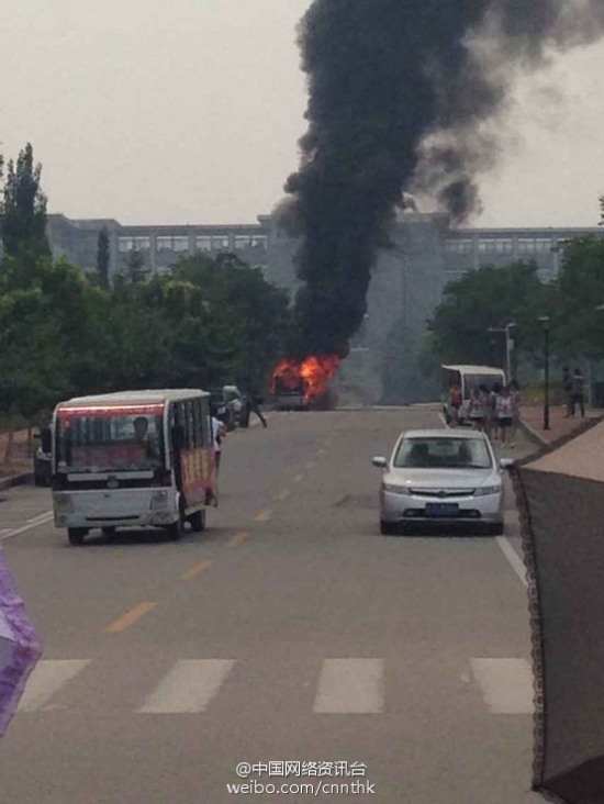 山東泰安醫學院校園游覽車起火