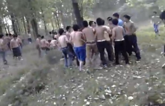 數(shù)百中學(xué)生赤膊群毆