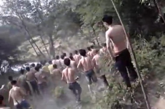 數(shù)百中學(xué)生赤膊群毆