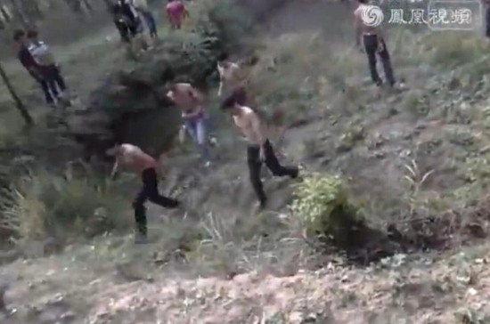 數(shù)百中學(xué)生赤膊群毆