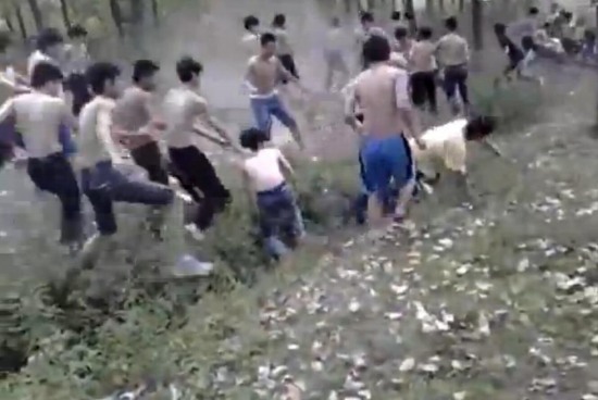 數(shù)百中學(xué)生赤膊群毆
