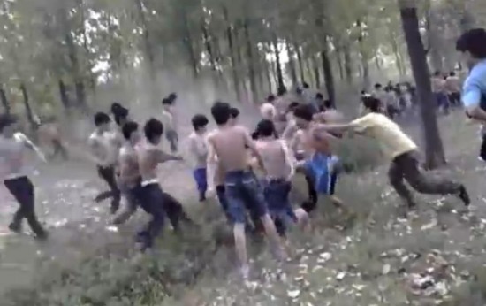 數(shù)百中學(xué)生赤膊群毆