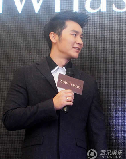 李晨無名指戴戒指