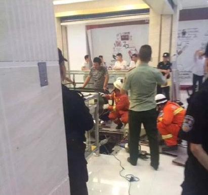 女子被攪入扶梯