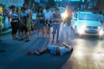 小伙車(chē)禍倒地?zé)o人理 自己撥打120后暈倒