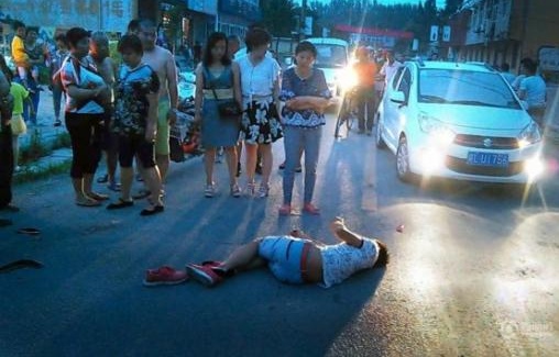 小伙車禍倒地無人理