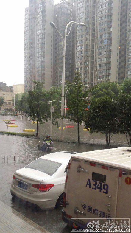 武漢市區街道上已經出現嚴重積水