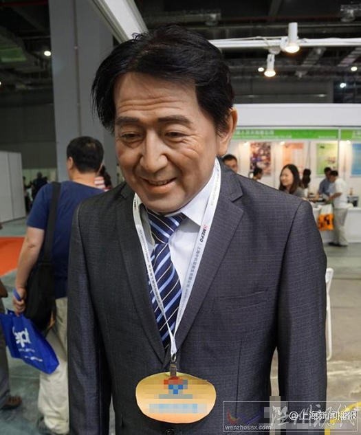 安倍機器人不停鞠躬道歉