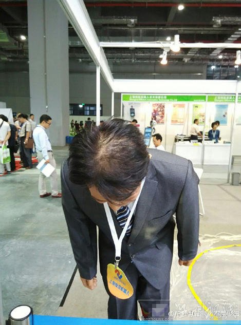 鞠躬機器人酷似日本首相安倍晉三