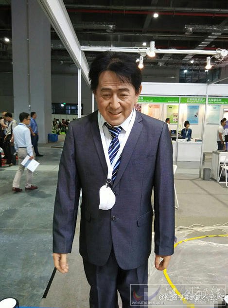 安倍機器人吸引不少市民合影