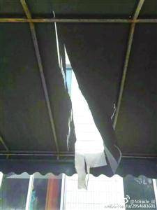 上海工廠屋頂被飛機零件砸穿