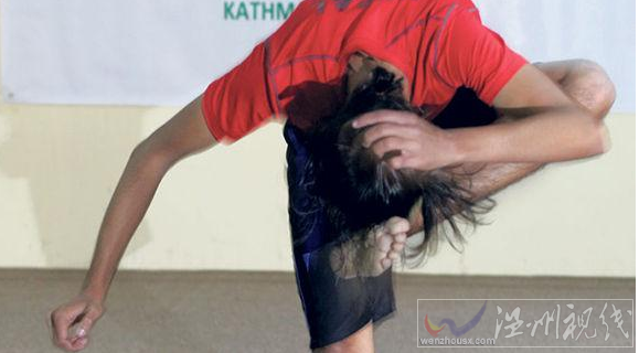 尼泊爾男子用腳踢頭部刷新紀錄