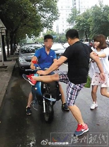 黑衣男子攔路搶車