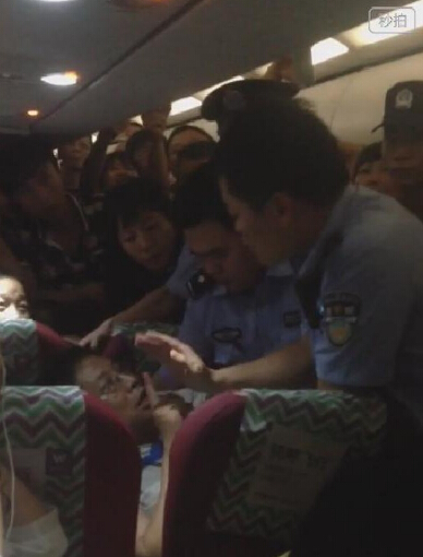 男子機上毆打空姐
