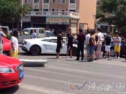 錦州蘭博基尼追尾出租車