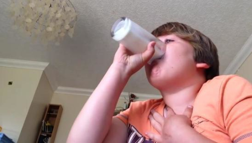 男童挑戰最辣辣椒被辣哭