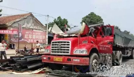 救援人員正在進行破拆