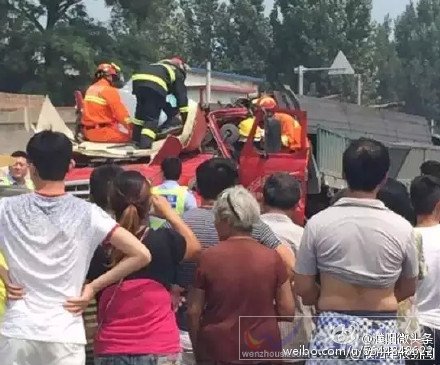 貨車為了避免撞上面包車而發生事故