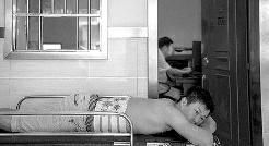 3歲女兒深夜墜落深電梯井