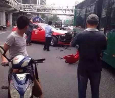 鳥(niǎo)叔在杭州出車禍沒(méi)有傷亡
