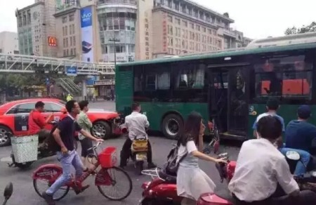 鳥(niǎo)叔在杭州出車禍沒(méi)有傷亡