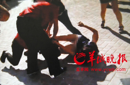 女業主被當眾扒褲