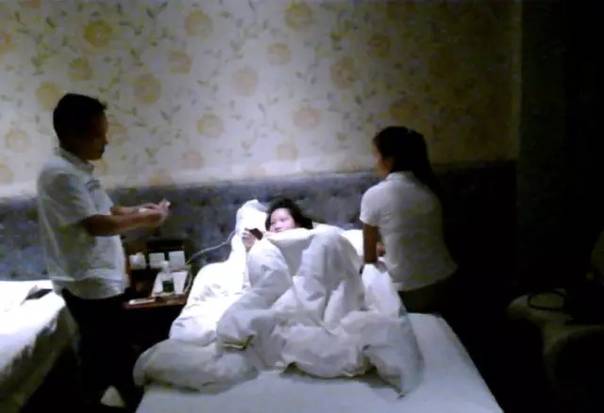 廣西大新縣教育局官員黃漢普與兩名女大學生開房