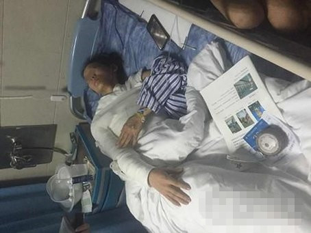 店員熱湯澆女顧客