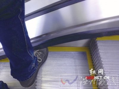 男童右腳被卡扶梯示意圖