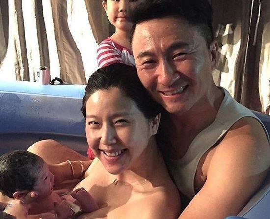 李允美水中分娩生下二女兒