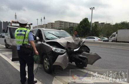 鄭州越野車撞上水泥柱