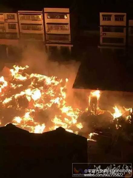 枝江市建材大市場(chǎng)內(nèi)現(xiàn)場(chǎng)火勢(shì)非常大