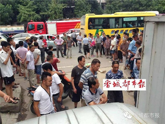 湖北咸寧男子被車擠死