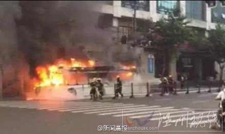 上海11路公交車發生自燃事故